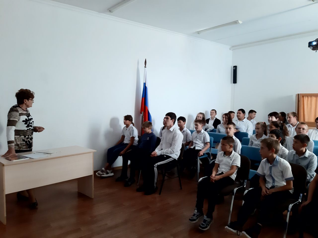 Тема занятий: &amp;quot;По ту сторону экрана. 115 лет кино в России&amp;quot;.